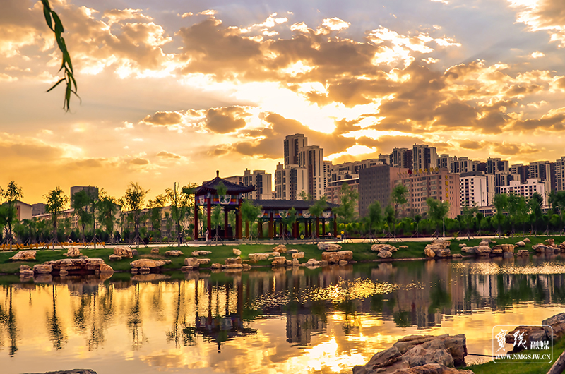 《晚霞中的丝绸公园》赵秀玲摄于丝绸公园