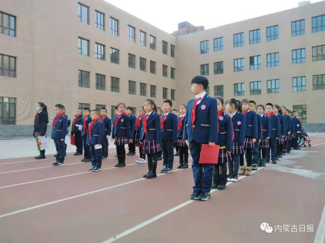 呼和浩特市开学首日升国旗学党史